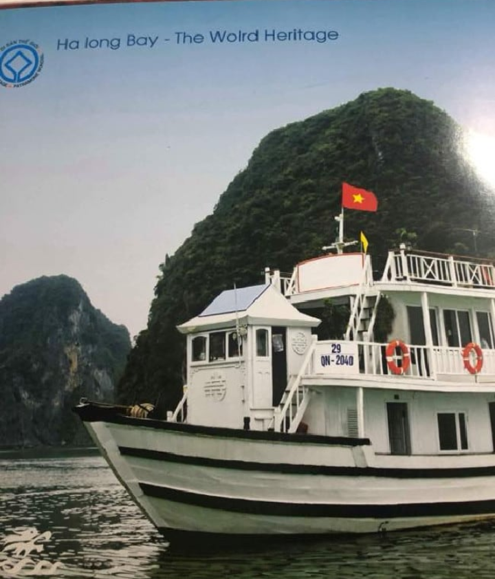 Du khách nghĩ sẽ được đi con tàu trong brochure phát cho họ trước đó. Ảnh do nữ du khách Úc chụp lại.