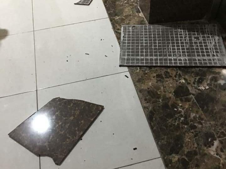 Phần sắc nhọn của viên gạch rơi trúng đầu cháu bé. (Ảnh: gia đình cung cấp)