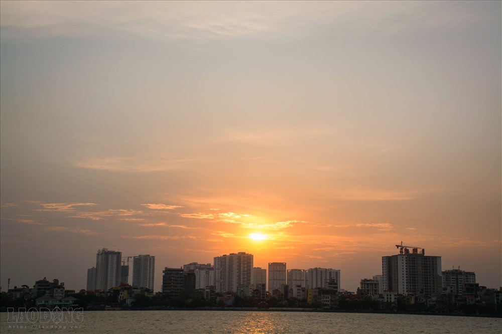 Chiều tà, khi mặt trời dần khuất sau những dãy nhà cao tầng là thời điểm được săn đón nhất.