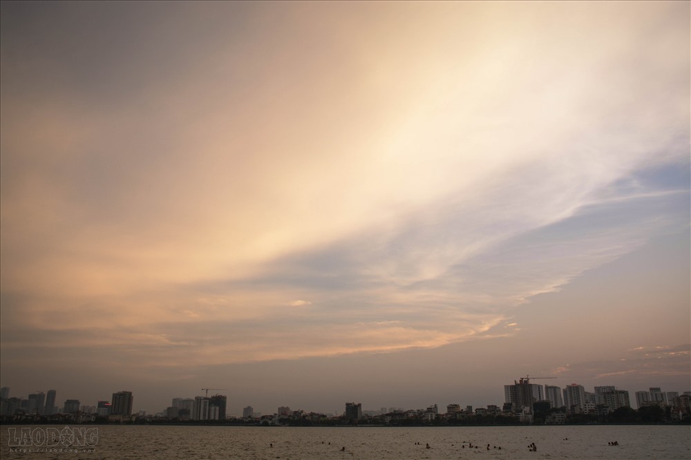 Sau một ngày nắng, những áng mây mượt mà, như dải lụa vắt ngang trời tạo ra một không gian nên thơ.