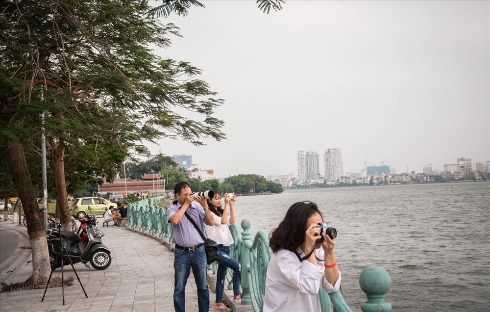 Gặp cảnh đẹp, nhiều người ghé vào lề đường chụp ảnh.