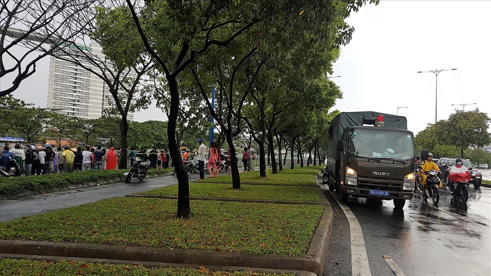 Cảnh sát PCCC đến tìm kiếm thiếu niên mất tích dưới kênh Tàu Hủ - Bến Nghé khi đi câu cá. Ảnh: T.S