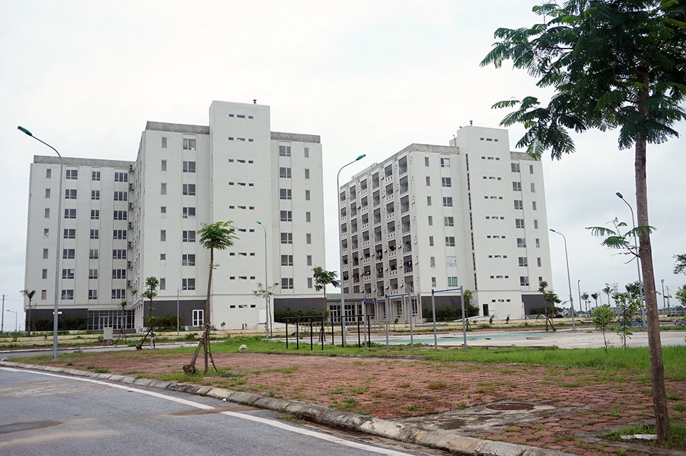 Khu kí túc xá (KTX) gồm 3 tòa nhà màu ghi nhạt nằm tách biệt ở 1 góc cùng hệ thống dụng cụ thể dục - thể thao vô cùng tiện ích.