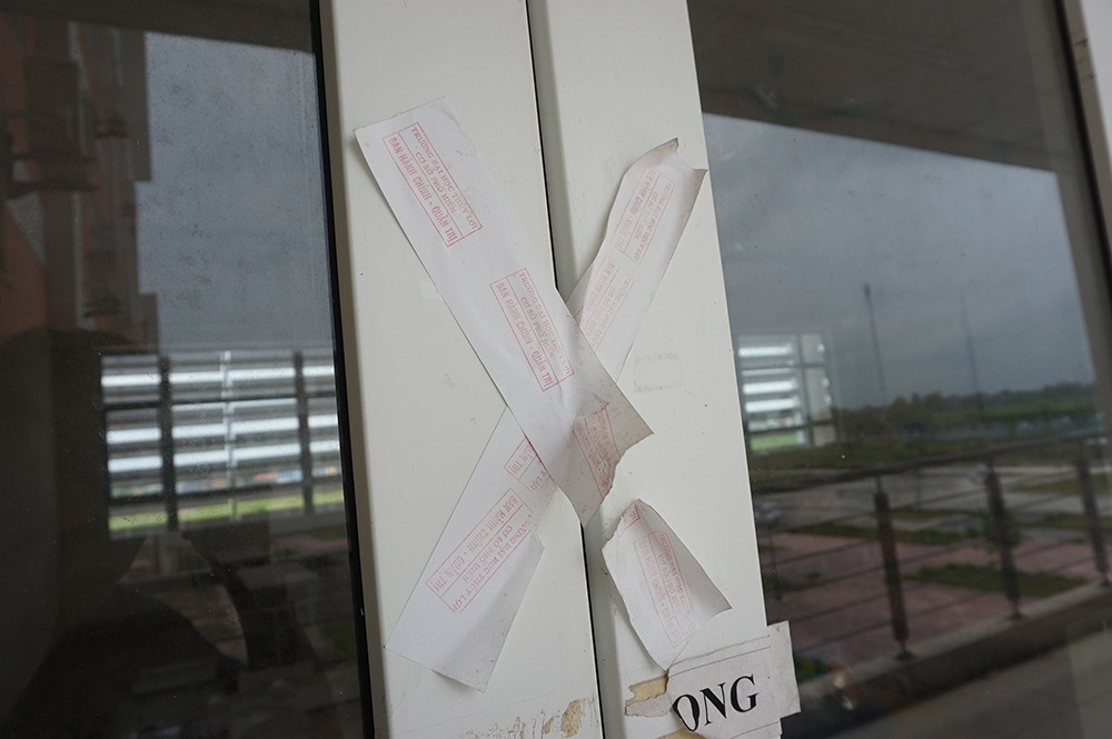 Nhiều phòng bị dán niêm phong.