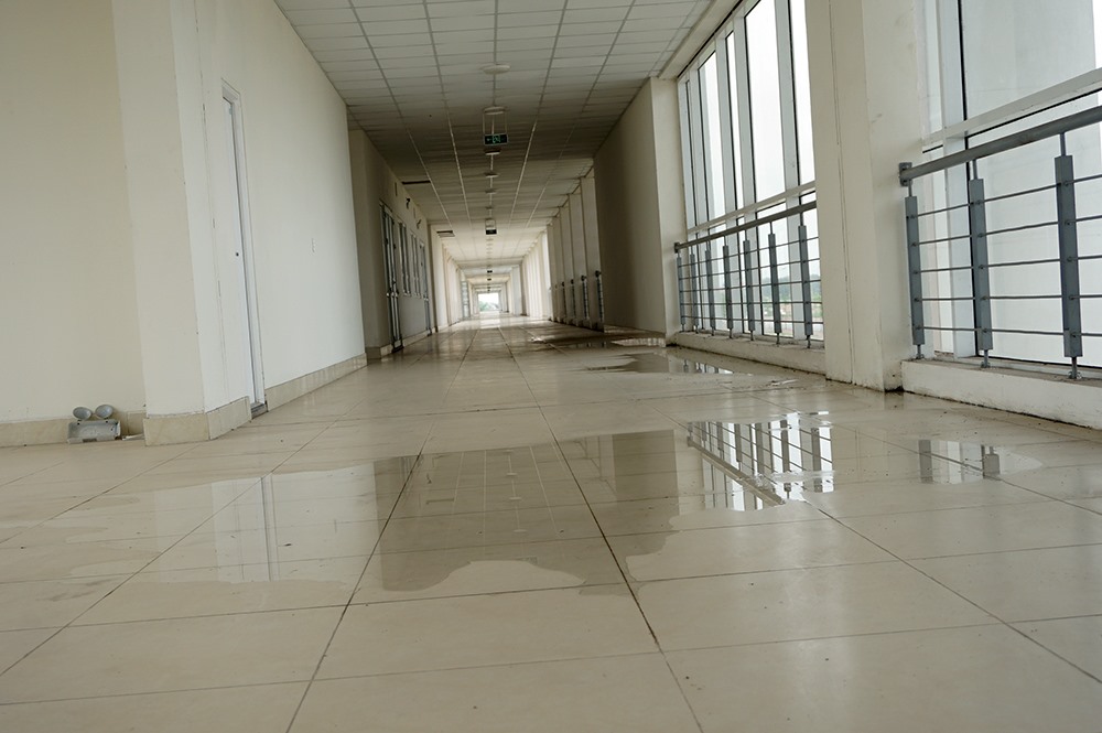 Hành lang lớp học rộng thênh thang, phòng học to đẹp, hiện đại, có điều hòa và máy chiếu...