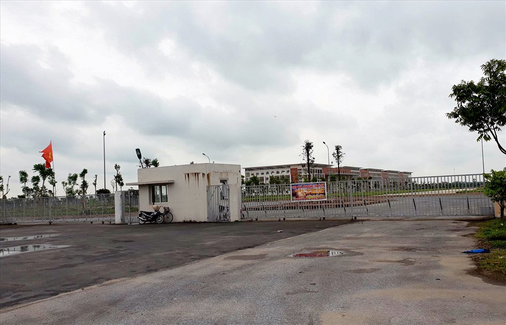 Nằm ở ven lộ, nhưng trái với cảnh nhộn nhịp, ngược xuôi phía ngoài, sau cánh cổng sắt nặng nề đã có chỗ hoen rỉ, lại là cảnh ảm đạm đã xảy ra từ nhiều năm nay.