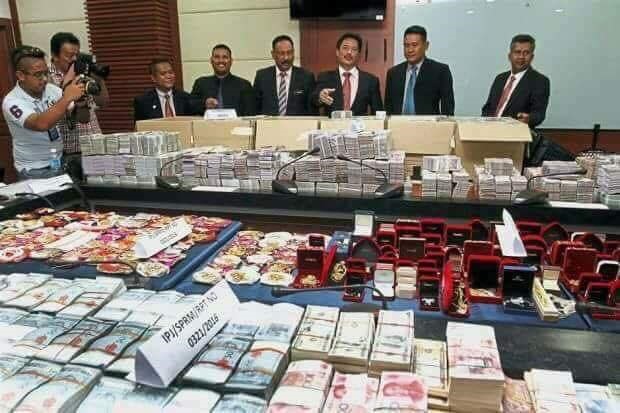 Tiền vàng, nữ trang, túi xách đắt tiền cảnh sát tịch thu từ nhà ông Razak Najib.
