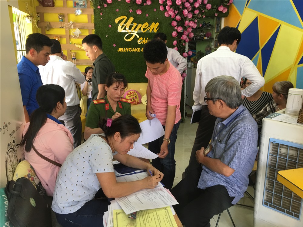 Trong sáng cùng ngày, lực lượng chức năng đã đến kiểm tra cơ sở “Uyên Chíp Chíp” - nơi cung cấp trà sữa cho 50 em học sinh. Ảnh: T.S