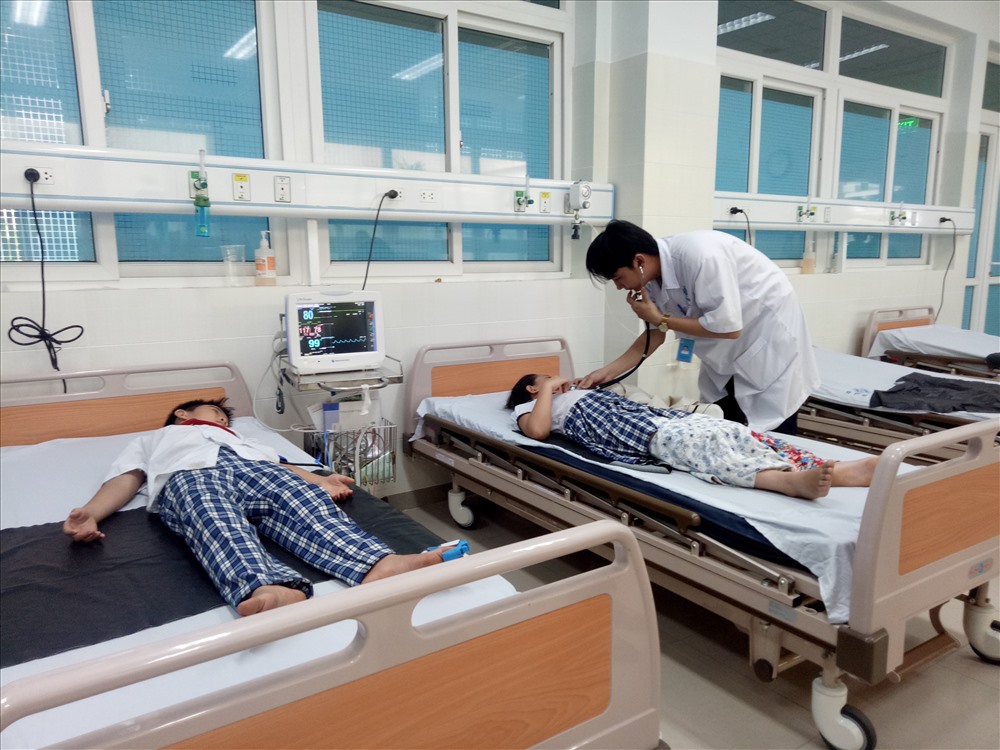 37 học sinh bị ngộ độc nghi do uống trà sữa đang được bác sĩ thăm khám. Ảnh: T.H