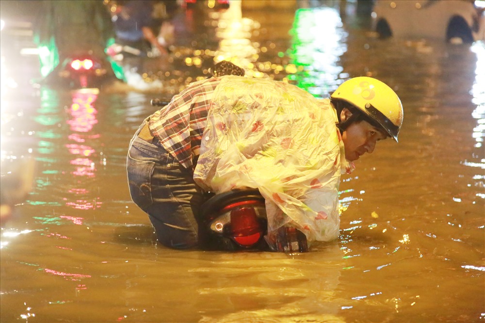Người dân khổ sở vì ngập nước trên đường Phan Huy Ích. Ảnh: Ngọc Tiến