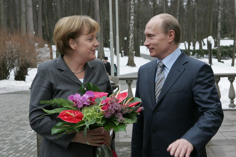 Việc Thủ tướng Angela Merkel nhận hoa từ Tổng thống Putin vốn không mới. Bà từng được ông tặng hoa vào năm 2008. Ảnh: Sputnik.