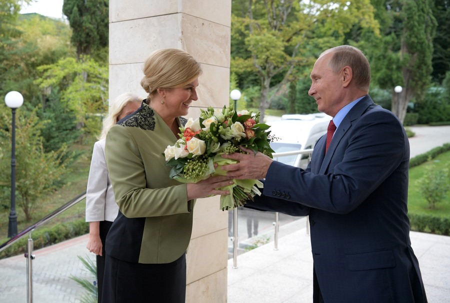 Tổng thống Nga tặng hoa người đồng cấp Croatia Kolinda Grabar-Kitarovic cũng tại Sochi. Ảnh: Sputnik.