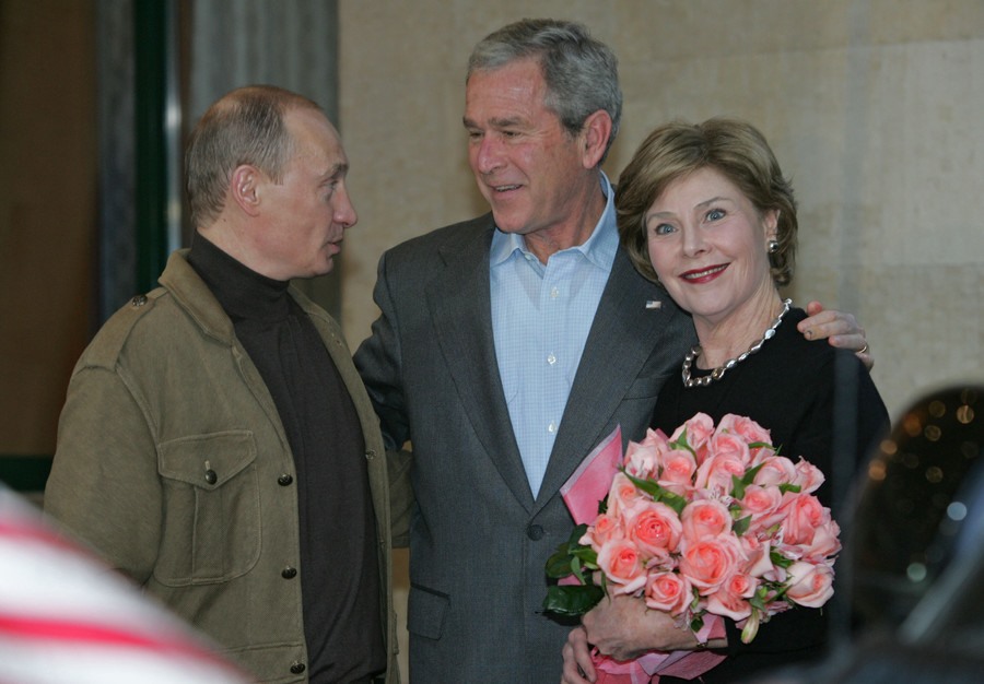 Ông Putin tặng hoa phu nhân Tổng thống Mỹ George.W.Bush. Ảnh: Sputnik.