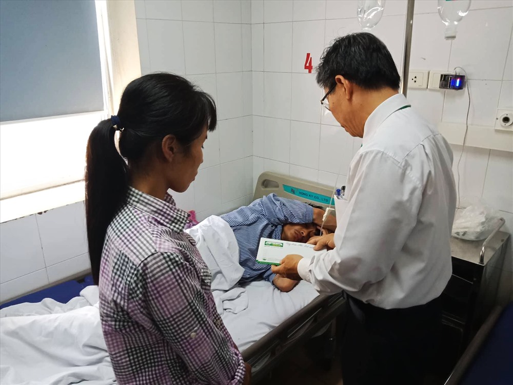 Đại diện hãng taxi Mai Linh thăm hỏi tài xế bị đánh.