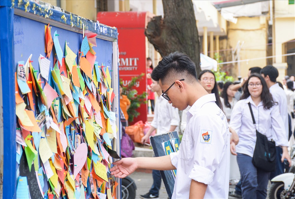 Chiếc bảng được gắn chi chít những dòng lưu bút trong lễ bế giảng trường THPT Việt Đức (Hà Nội).
