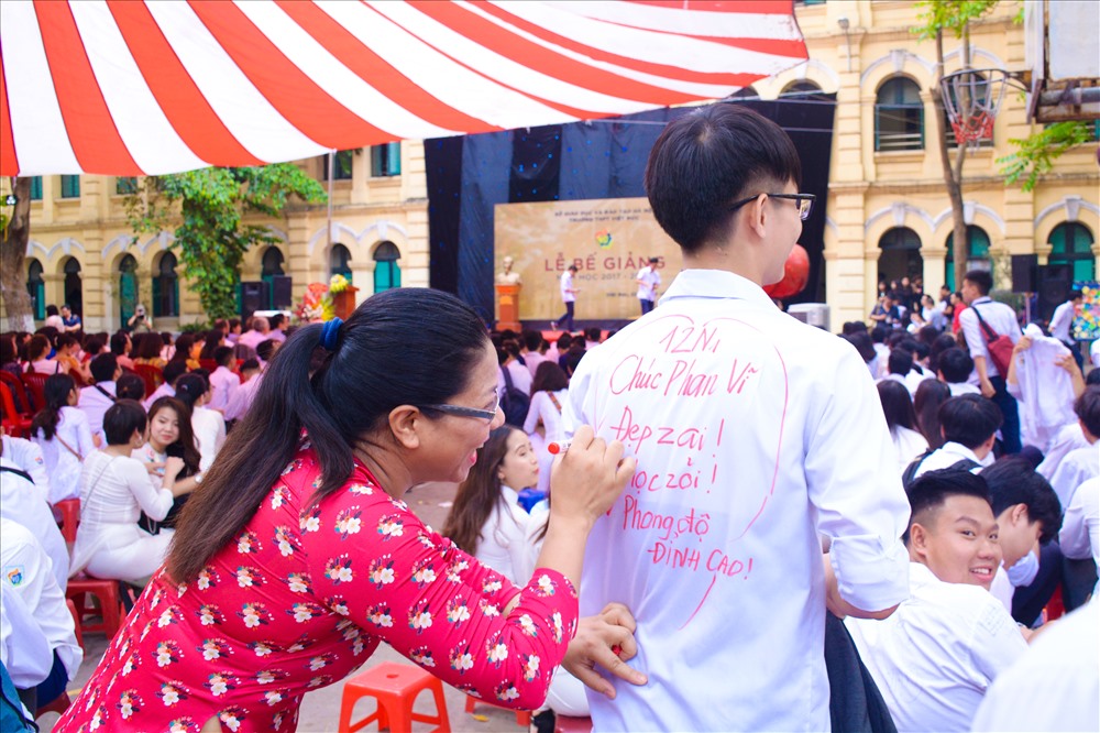 Lời nhắn nhủ của giáo viên dành cho những người học trò của mình. Đây là thật sự là khoảnh khắc khó quên đối với mỗi người học sinh.