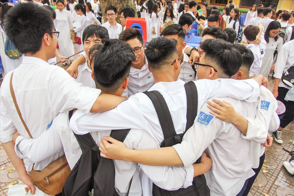 Những giọt nước mắt rơi cho kỷ niệm ùa về, những cái khoác tay thật chặt và cả phút ngập ngừng không nỡ rời xa nhau... Ai cũng từng có một thời như thế.