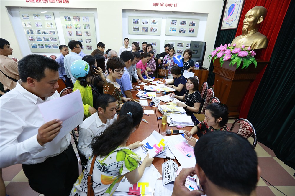 Phụ huynh mua hồ sơ tuyển sinh THPT tại trường Nguyễn Tất Thành (Hà Nội) sáng 23.5. Ảnh: HẢI NGUYỄN