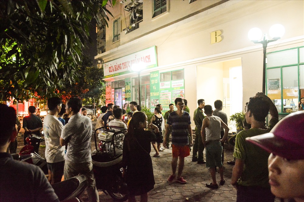 Người dân sống ở chung cư cho biết, khói và mùi khét bốc ra từ tầng 5 của tòa nhà.