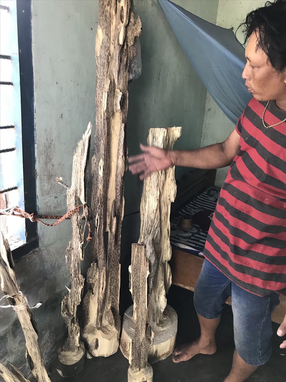 Nghề soi trầm ở xã Vạn Thắng. Ảnh: H.V.M