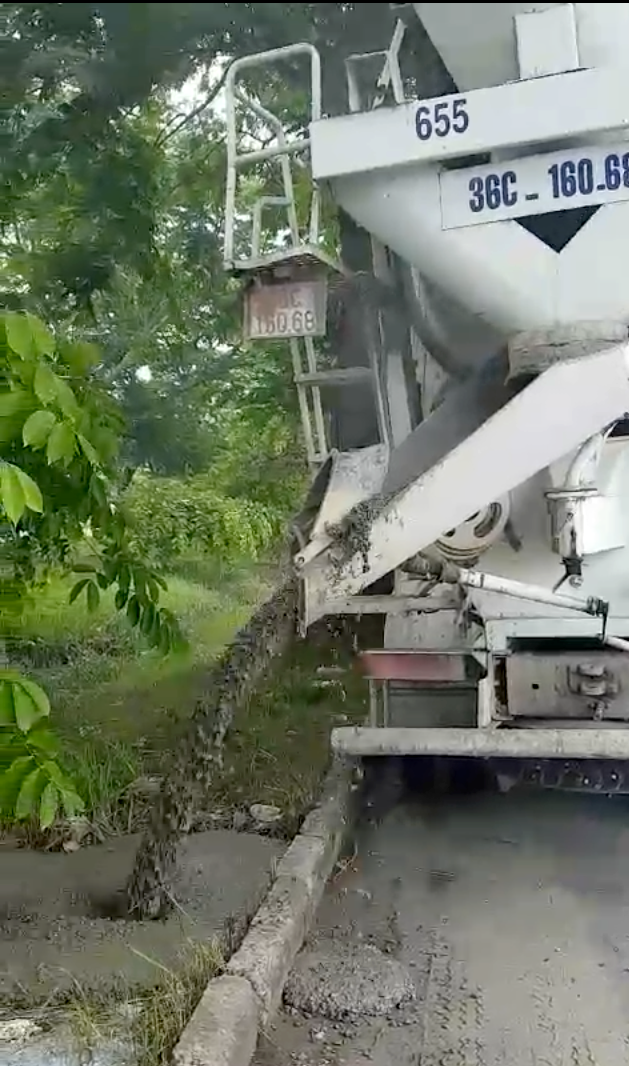 Tài xế xả bê tông xuống ven đường chống đối lực lượng chức năng.