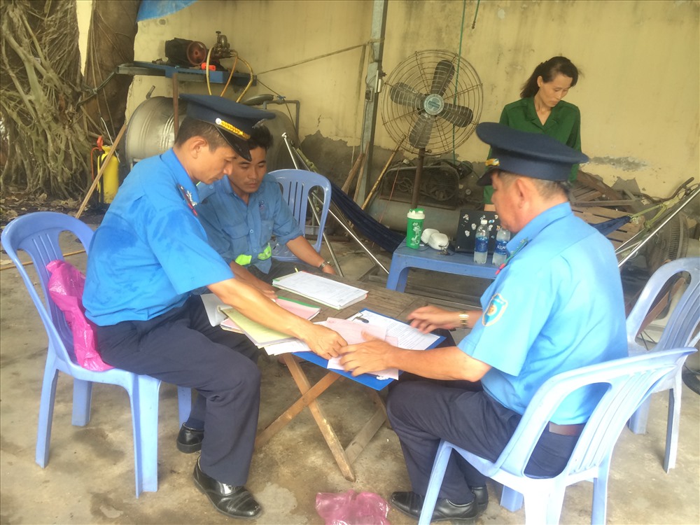 Thanh tra giao thông lập biển bàn xử phạt tài xế xe bồn.