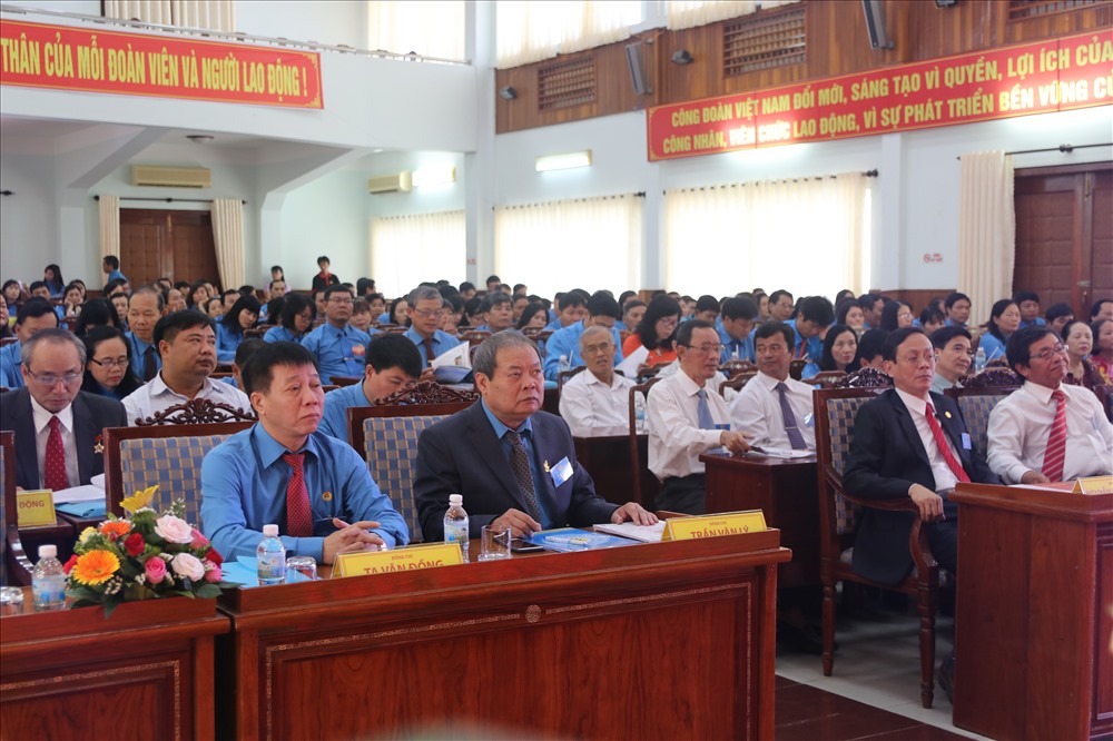 200 đại biểu chính thức đại diện cho hơn 28.000 đoàn viên trong toàn tỉnh tham dự đại hội thông qua lá phiếu của mình sẽ thông qua phuwng hương, nhiệm vụ hoạt động cho nhiệm kỳ tới. Ảnh: P.L