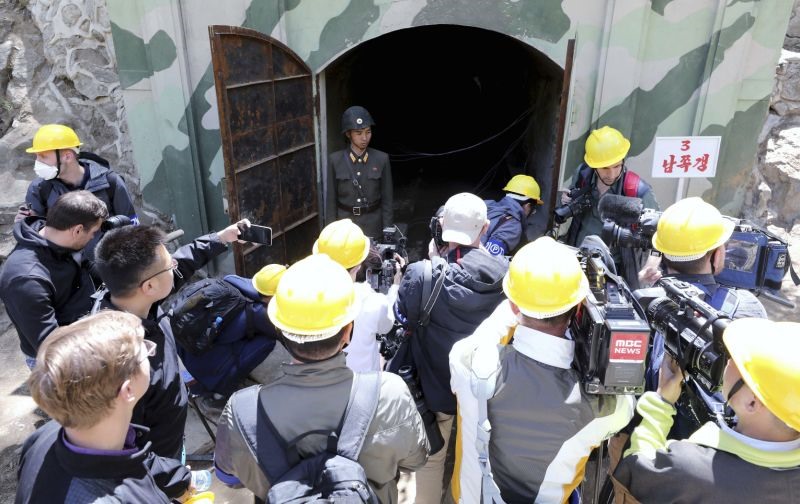 Một binh sĩ Triều Tiên đứng trước đường hầm phía nam của bãi thử hạt nhân  Punggye-ri khi các phóng viên nước ngoài tác nghiệp. Ảnh: AP.