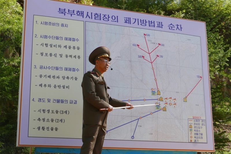 Phó Giám đốc Viện Vũ khí hạt nhân Triều Tiên tóm tắt cho phóng viên về việc phá dỡ. Ảnh: AP.