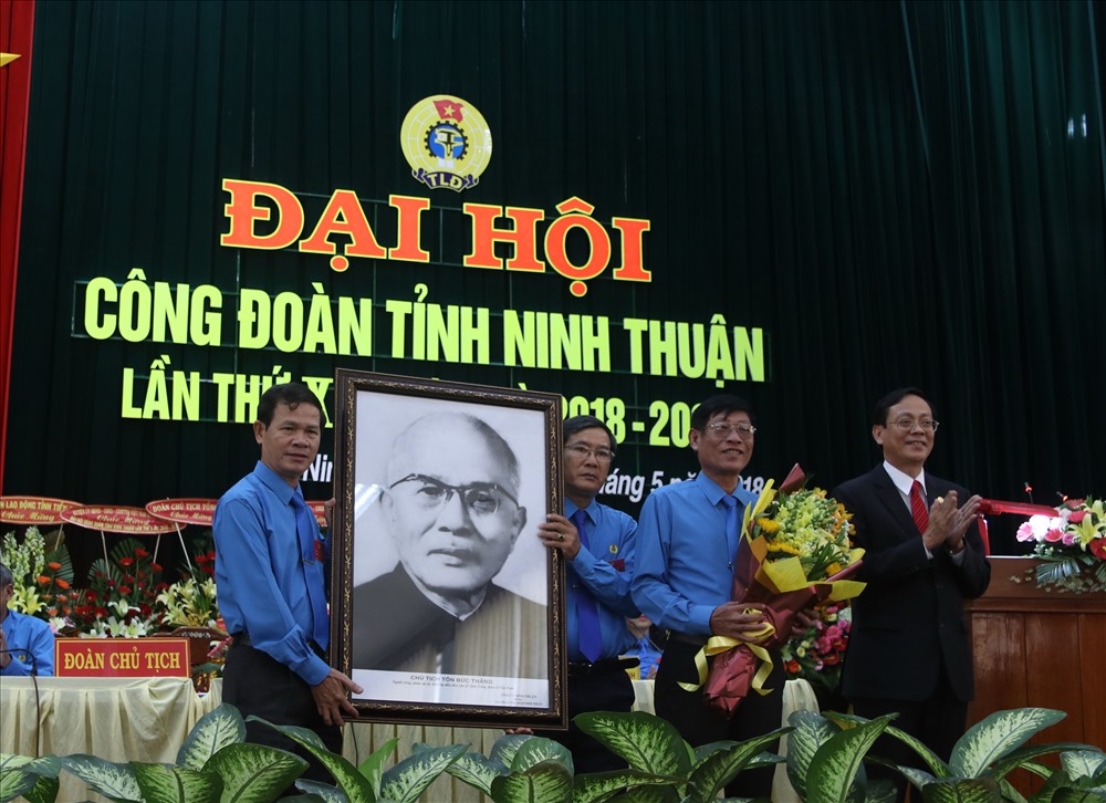 Đồng chí Nguyễn Đức Thanh, Bí thư Tỉnh ủy Ninh Thuận tặng bức tranh chân dung chủ tịch Tôn Đức Thắng cho đại hội. Ảnh: P.L