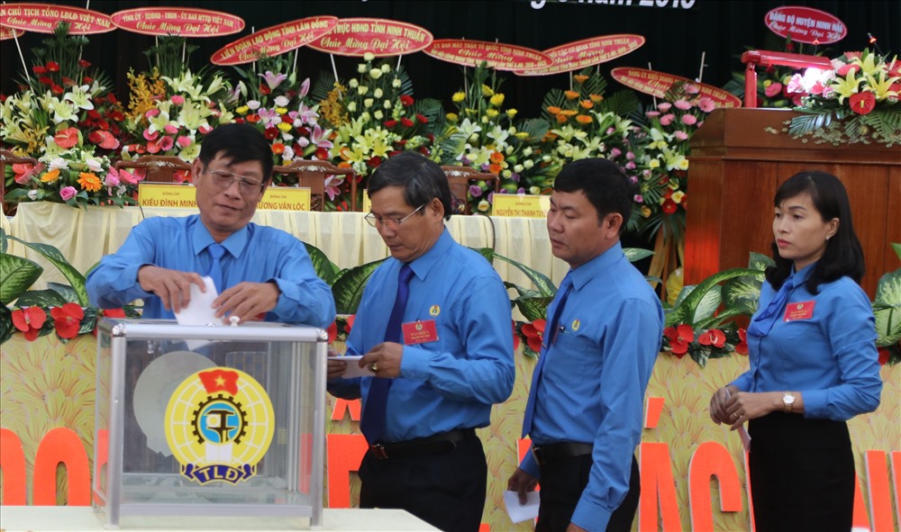 Các đại biểu bỏ phiếu bầu Ban chấp hành LĐLĐ tỉnh nhiệm kỳ 2018-2023. Ảnh: P.L