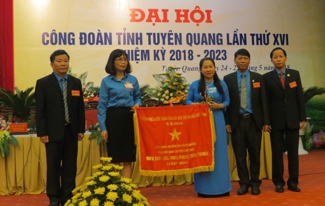 Đồng chí Nguyễn Thị Thu Hồng - Phó Chủ tịch Tổng LĐLĐVN trao Cờ thi đua của Thủ tướng Chính phủ tặng thưởng LĐLĐ tỉnh Tuyên Quang. Ảnh: Xuân Trường