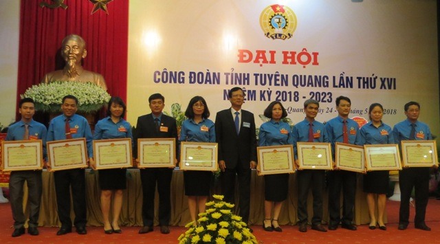 Đồng chí Phạm Minh Huấn - Phó Bí thư Tỉnh ủy - Chủ tịch UBND tỉnh Tuyên Quang trao Bằng khen của Chủ tịch UBND tỉnh Tuyên Quang tặng 10 tập thể có thành tích xuất sắc trong các phong trào thi đua. Ảnh: Xuân Trường