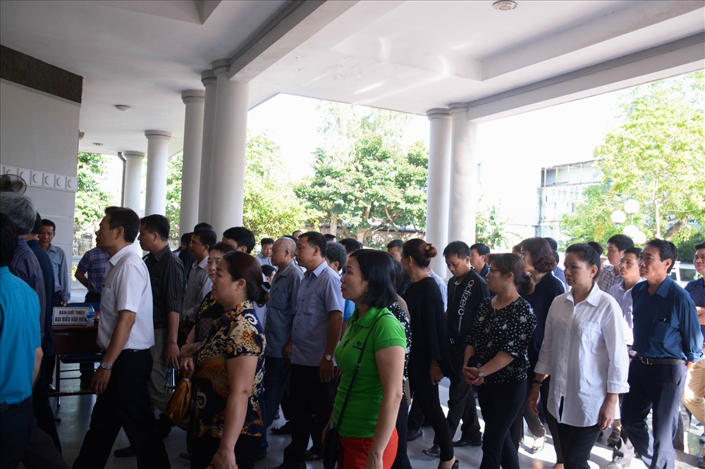 Từ sáng sớm, người thân, bạn bè và rất đông người dân đã đến chia buồn, tiễn đưa anh Nguyễn Thế Hùng về nơi yên nghỉ.