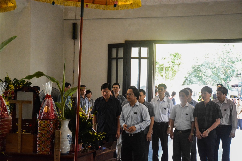 Ông Vũ Tá Tùng, Tổng giám đốc công ty đường sắt Việt Nam đến thăm viếng đưa tiễn người lái tàu xấu số về nơi an nghỉ cuối cùng. Ông viết: “Toàn ngành đường sắt Việt Nam vô cùng thương tiếc đồng chí Nguyễn Thế Hùng. Chúng tôi vô cùng biết ơn công lao của anh, xin vĩnh biệt anh, người đồng nghiệp dũng cảm. Cầu mong linh hồn anh được siêu thoát. Chúng tôi xin gửi lời chia buồn sâu sắc đến đến gia đình anh”.