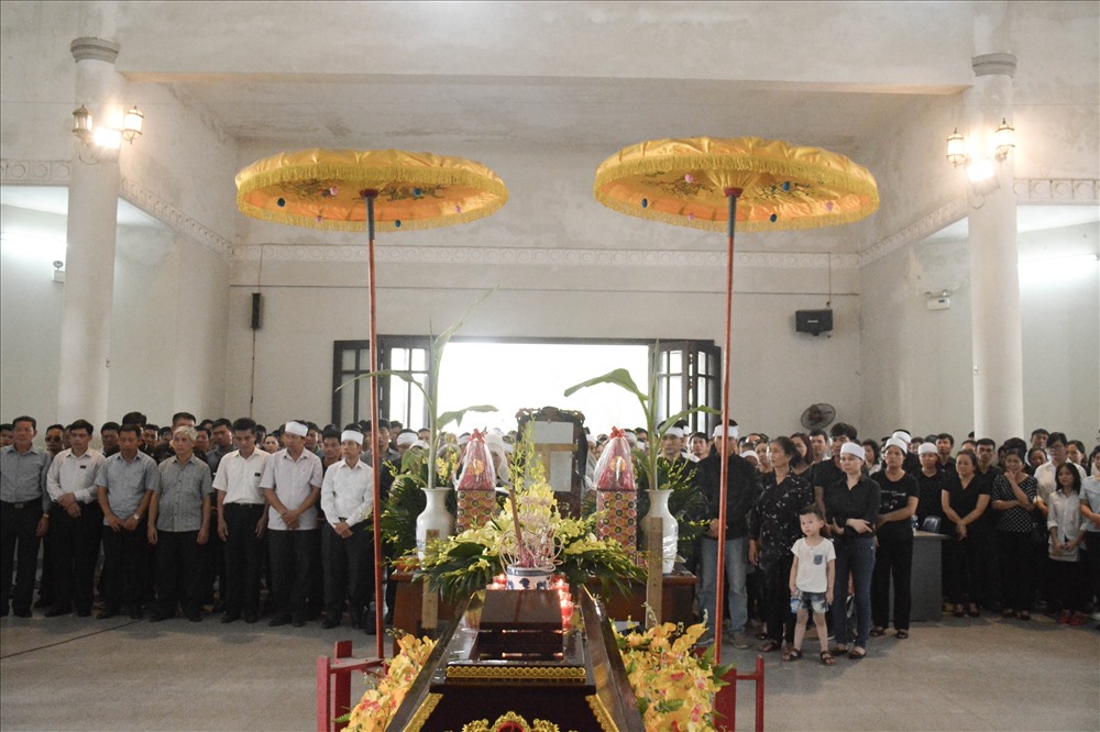 Rất nhiều người dân cùng tiễn đưa người lái tàu xấu số về nơi an nghỉ cuối cùng.