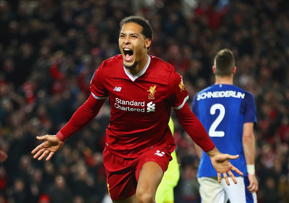 Van Dijk được ví như “quái vật” nơi hàng thủ The Kop. Ảnh: Getty.