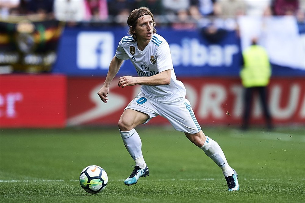 ...còn Modric lại vô cùng kĩ thuật. Ảnh: Goal.