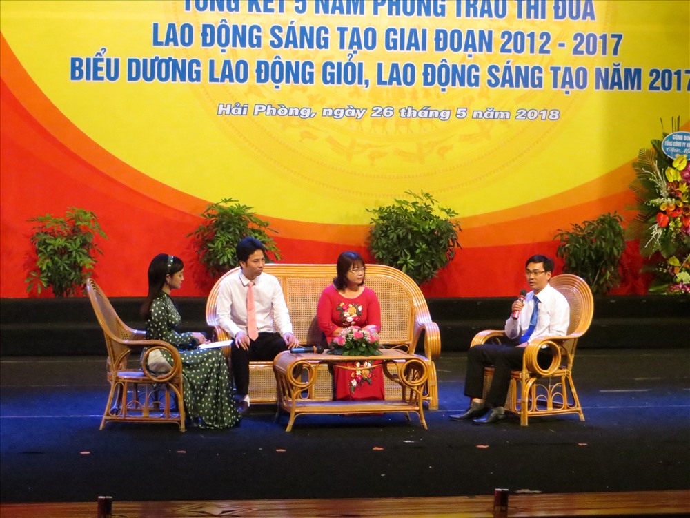 Các đại biểu trao đổi kinh nghiệp trong quá trình nghiên cứu, sáng tạo tại cơ quan, đơn vị, doanh nghiệp. Ảnh: TN