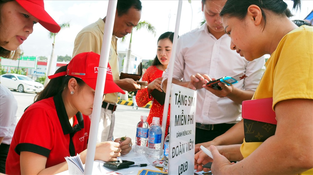 Hàng trăm CNVC LĐ tham gia chương trình mua hàng với giá ưu đãi dành cho đoàn viên CĐ vào sáng ngày 26.5, tại Hạ Long