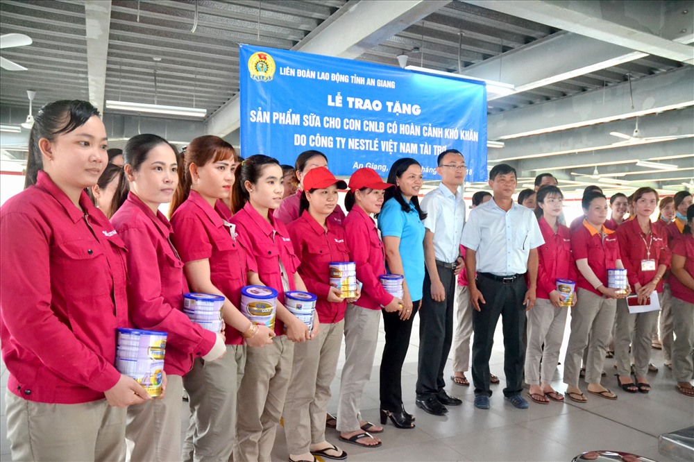 Đổi mới nhỏ trong cách trao tặng quà của LĐLĐ An Giang đã tạo ra sinh khí mới cho người lao động, doanh nghiệp. (Ảnh: Lục Tùng)
