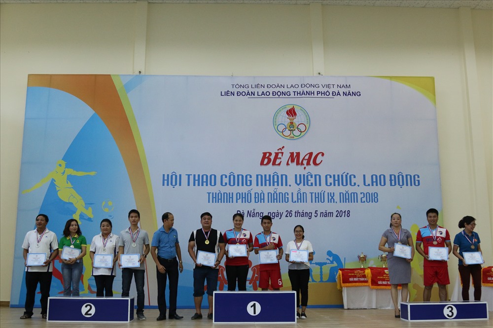 Một số giải thưởng ở các bộ môn khác được BTC trao tận tân các vận động viên. (ảnh:Bảo Trung)