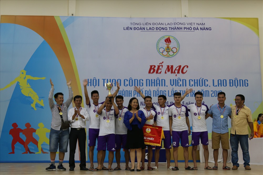 Đơn vị đạt giải nhất môn bóng đá nam ở bảng B. (ảnh: Bảo Trung)