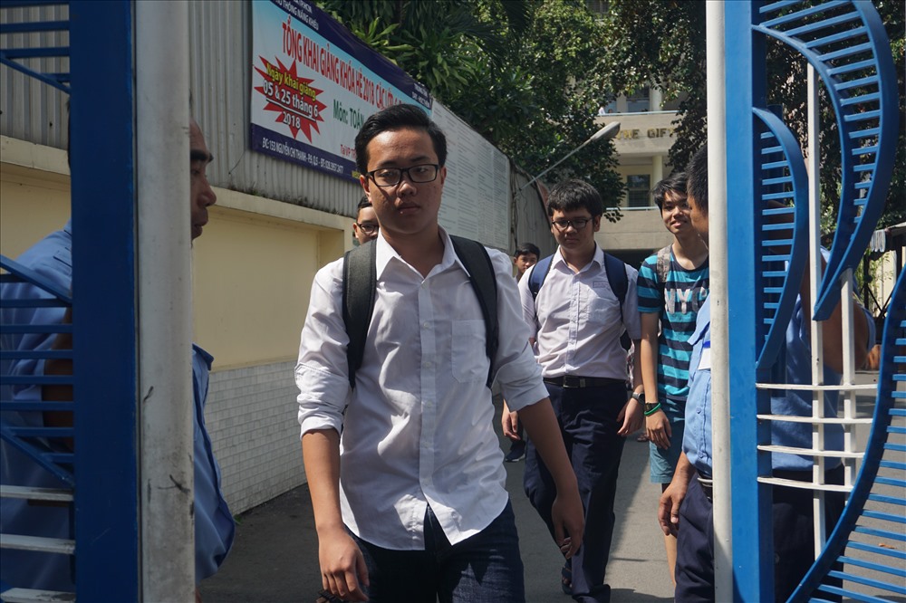 Nhiều thí sinh phấn khởi sau khi hoàn thành bài thi môn Ngữ văn sáng 27-5