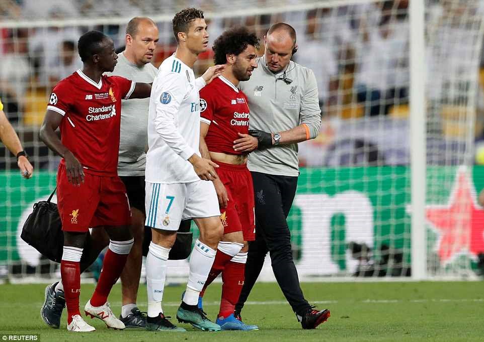 Salah rời sân trong nước mắt. Ảnh: Reuters.