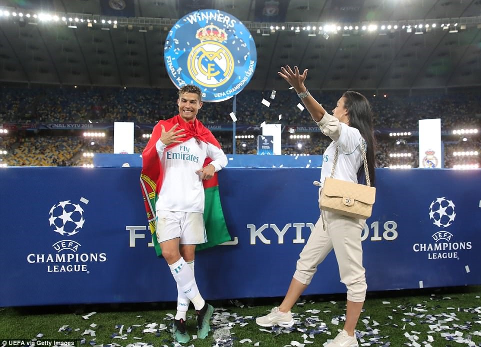 Ronaldo liên tục giơ 5 ngón tay trong mọi góc hình. Ảnh: Getty.