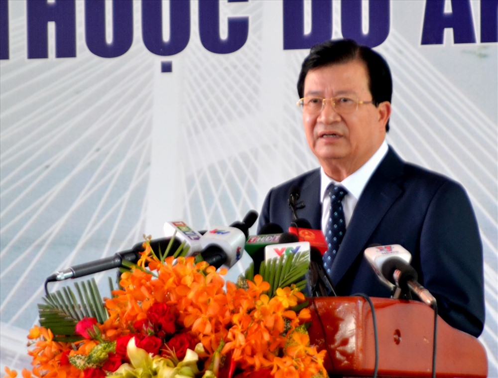 Phát biểu tại buổi lễ, Phó Thủ tướng Chính phủ Trịnh Đình Dũng nhấn mạnh: “Cầu Cao Lãnh cùng với cầu Mỹ Thuận là hình mẫu sử dụng hiệu quả nguồn vốn ODA của Úc dành cho Việt Nam; là minh chính sống động cho quan hệ chiến lược Việt Nam – Úc“. Ảnh: Lục Tùng)