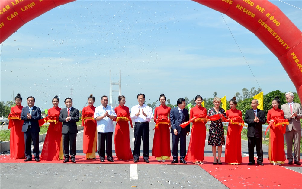Đại diện lãnh đạo Đảng, Nhà nước Việt Nam cùng Úc thực hiện nghi thức cắt băng khánh thành. (Ảnh: Lục Tùng)