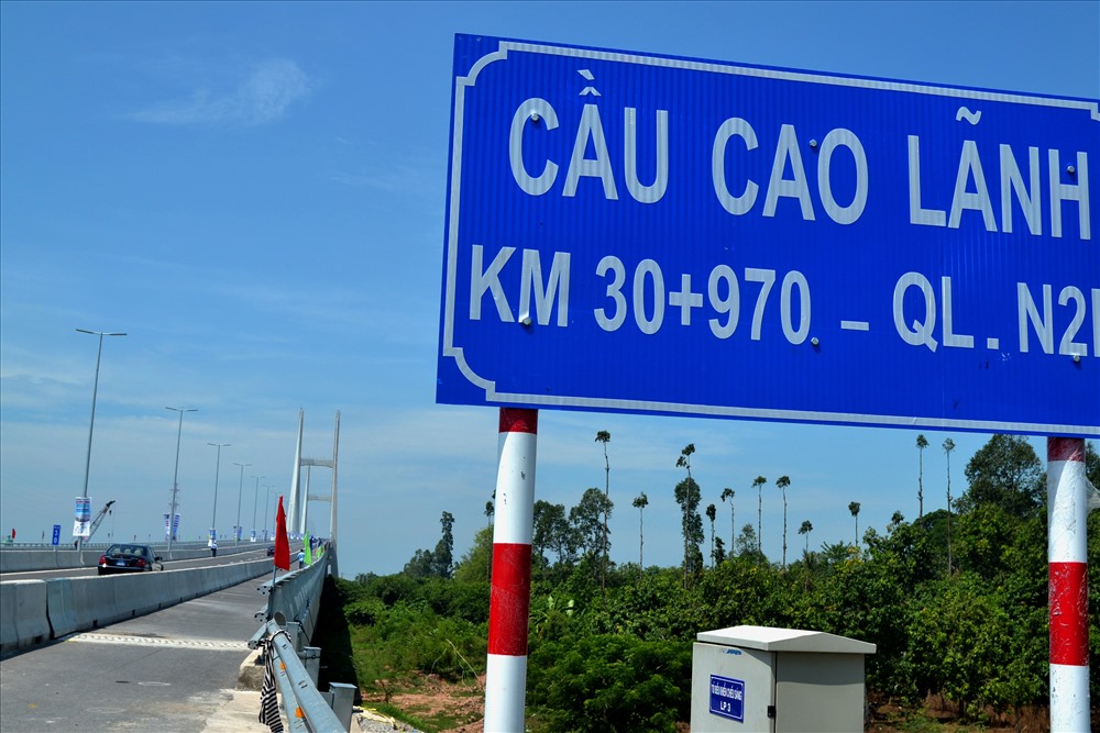 Cầu Cao Lãnh nhìn từ đường nối. (Ảnh: Lục Tùng)