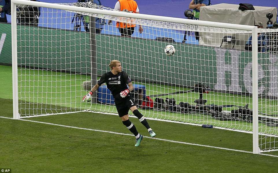 Karius lóng ngóng để bóng đi vào lưới trong bàn thua thứ 3. Ảnh: AP.